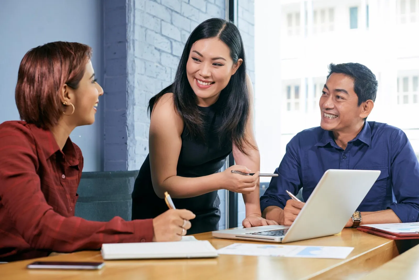 female-entrepreneur-conducting-meeting