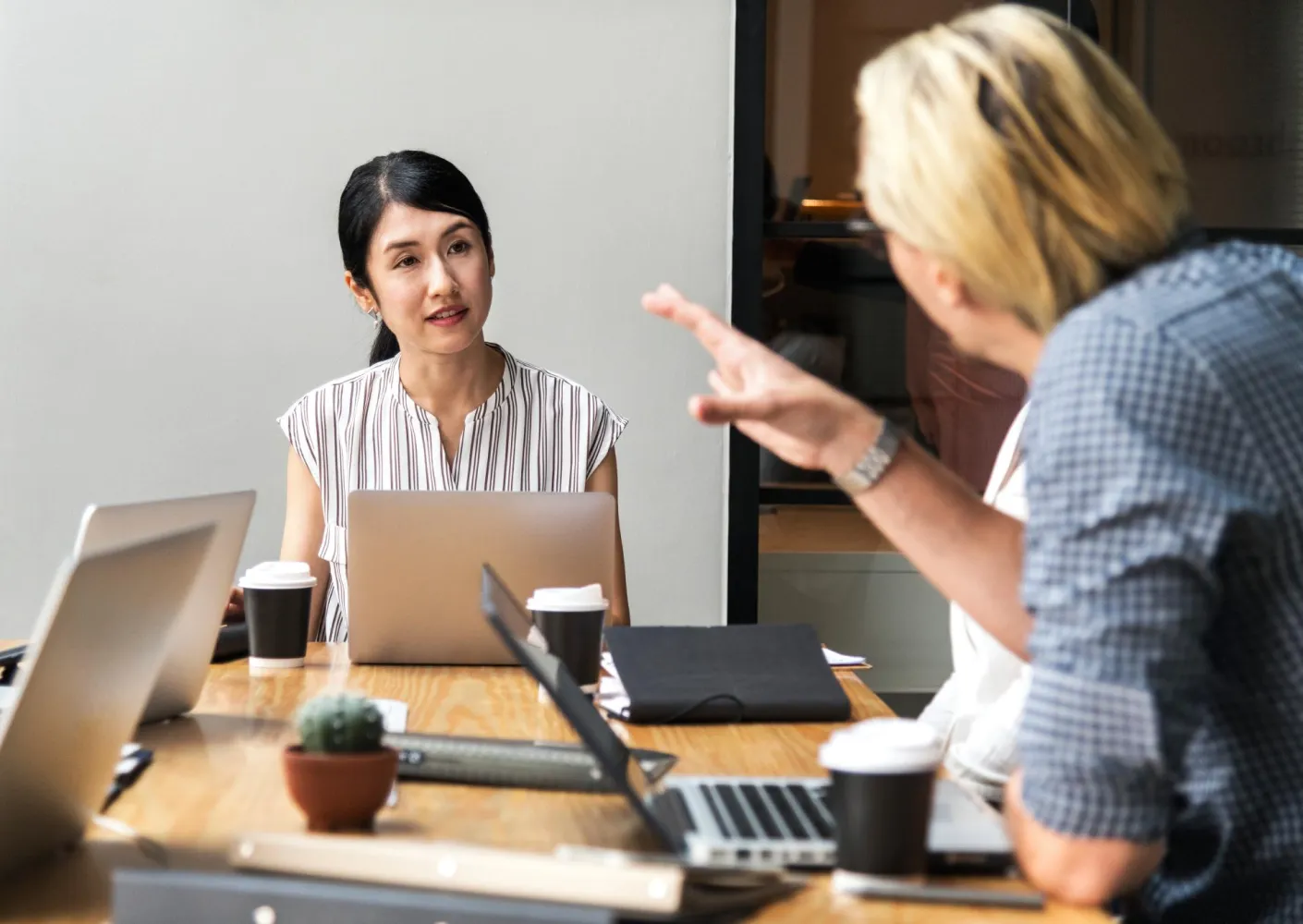 japanese-woman-business-meeting